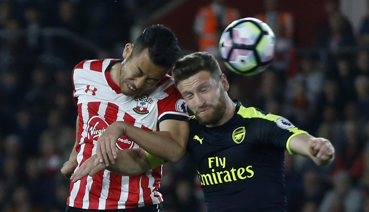Pemain Southampton, Maya Yoshida (kiri) berduel dengan pemain Arsenal, Shkodran Mustafi pada laga Premier League di St Mary's stadium, Southampton, (10/5/2017). Arsenal menang 2-0. (AP/Alastair Grant)