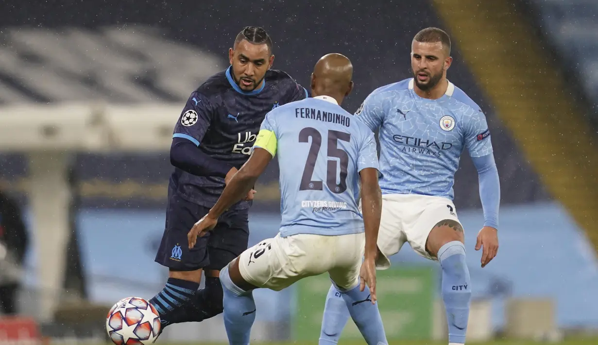 Gelandang Marseille, Dimitri Payet berusaha melewati gelandang Manchester City, Fernandinho pada pertandingan lanjutan Grup C Liga Champions di stadion Etihad di Manchester di London, Kamis (10/12/2020). Hasil ini membuat City lolos ke babak 16 besar bersama Porto. (AP Photo/Jon Super)