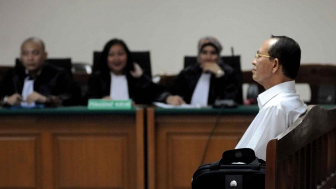 Berkemeja putih, terdakwa SDA jalani sidang putusan sela