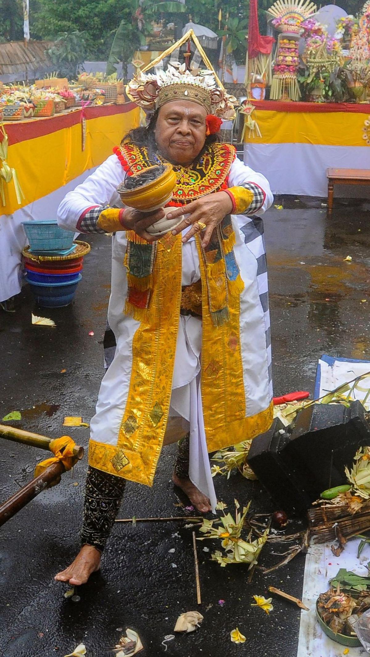 Dalam prosesi ini, Umat Hindu membawa berbagai persembahan seperti bunga, buah, dan makanan untuk dipersembahkan kepada para dewa. Foto: merdeka.com / Arie Basuki<br>