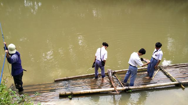 Potret Miris Pelajar di Lampung Timur: Bertaruh Nyawa Menyeberangi Sungai dengan Rakit Bambu Demi Sekolah