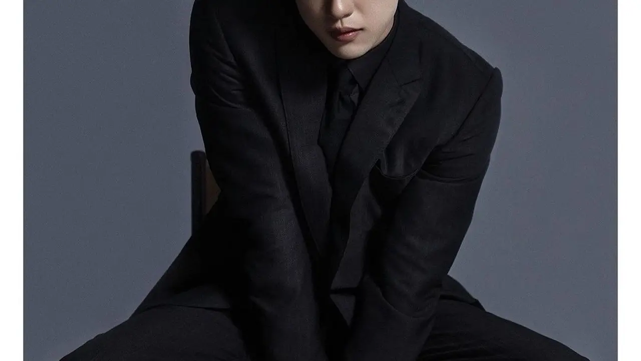 Potret Maskulin Jinyoung GOT7 Kenakan Baju Hitam