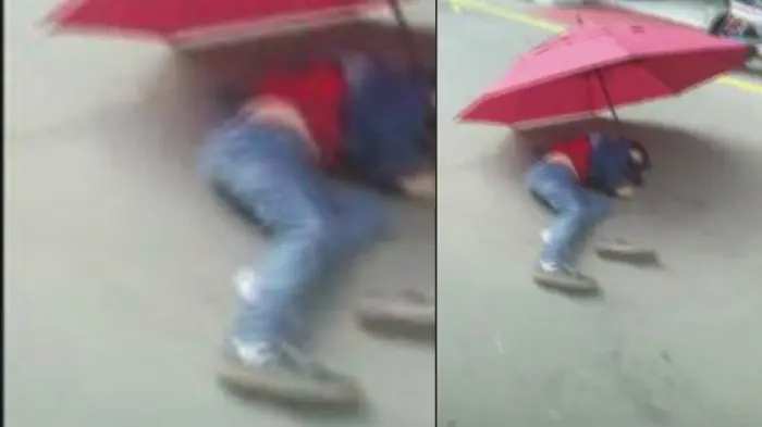 Dari foto-foto yang diunggah ke situs Weibo menunjukkan, bocah berkaos merah itu terbaring lemah di atas aspal. (Shanghaiist.com)