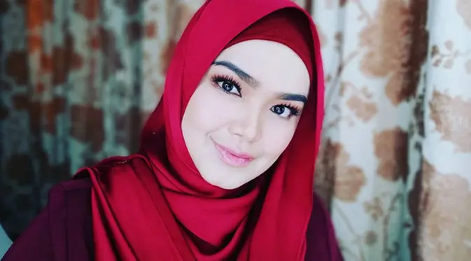 Kabar kehamilan Siti Nurhaliza, disampaikannya langsung lewat unggahan foto dan caption yag tertera di dalamnya. Sontak, orang-orang terdekat serta para penggemar memberikan ucapan serta doa untuknya. (Instagram/cdtk)