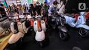 Pengunjung melihat sepeda motor listrik yang dipamerkan pada pembukaan Indonesia Motorcycle Show (IMOS) 2022 di Jakarta Convention Center (JCC), Jakarta, Rabu (2/11/2022). Pameran ini diselenggarakan oleh Asosiasi Industri Sepedamotor Indonesia (AISI). (Liputan6.com/Johan Tallo)