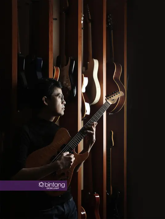 Ia mengakui, sejak kecil dikenalkan musik oleh orangtuanya. Berawal dari musik rock klasik era Led Zeppelin dan Deep Purple, Tohpati mengeksplor banyak hal dan semakin berkembang. (Bambang E. Ros/Bintang.com)