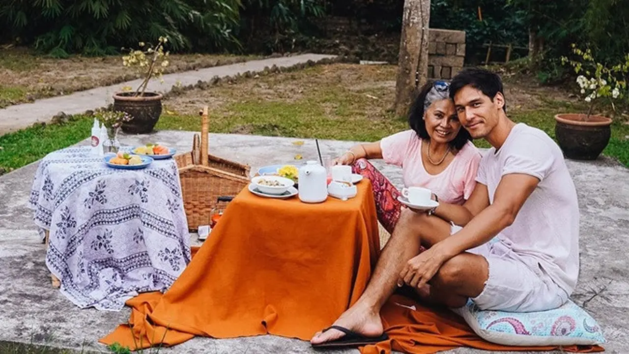 5 Potret Richard Kyle Piknik Bareng Mama di Bali, Sampai Bawa Rantang