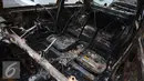 Kondisi dalam mobil yang hangus terbakar di Pecenongan, Jakarta, Sabtu (11/2). Kedua mobil tersebut diduga terbakar akibat dilempari bom molotov oleh orang tak dikenal pada Sabtu (11/2/2017) sekitar pukul 03.20 WIB. (Liputan6.com/Immanuel Antonius)