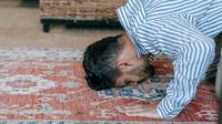 Pria muslim sedang sujud (Pexels)