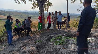 Dua makam mencurigakan di Bojonegoro dibongkar warga. (Ahmad Adirin/Liputan6.com)