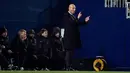 Pelatih Real Madrid, Zinedine Zidane memberi instruksi pada pemainnya saat berhadapan dengan Leganes pada leg pertama perempat final Copa del Rey di Estadio Municipal de Butarque (18/1). Madrid menang tipis 1-0 atas Leganes. (AFP Photo/Oscar Del Pozo)