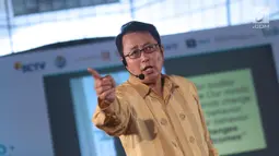 Motivator Ulung, Tung Desem Waringin saat memberikan motivasi kepada peserta di gelaran Emtek Goes To Campus 2017 di Universitas Telkom, Bandung, Kamis (30/11). (Liputan6.com/Helmi Fithriansyah)