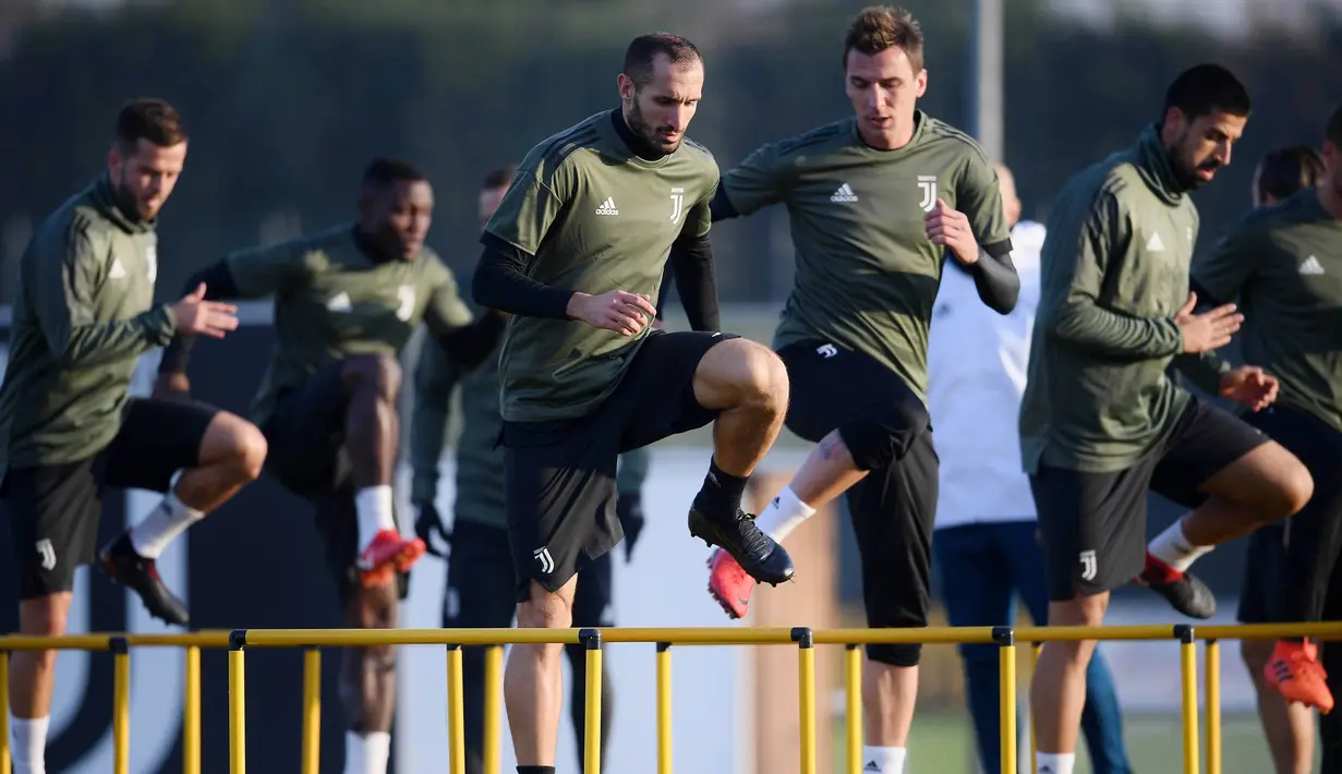 Bek Juventus, Giorgio Chiellini dan Mario Mandzukic, tampak serius saat sesi latihan jelang laga Liga Champions di kompleks training center Juventus, Selasa (21/11/2017). Juventus akan berhadapan dengan Barcelona. (AFP/Marco Bertorello)