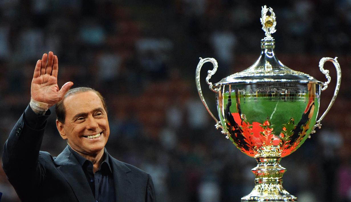 Khusus untuk sepak bola, Silvio Berlusconi dianggap sebagai pembuat sejarah di AC Milan dan Monza. Dia bahkan dianggap sebagai Presiden AC Milan tersukses sepanjang sejarah I Rossoneri. (AFP/Olivier Morin)