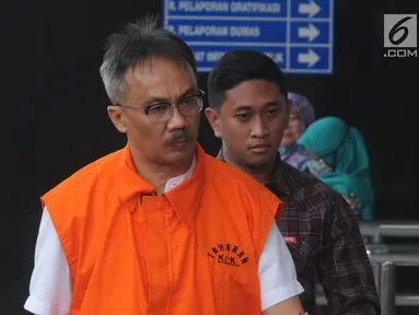 Sekretaris Dinas (Sekdis) Pekerjaan Umum dan Perumahan Rakyat (PUPR) Kabupaten Cirebon Gatot Rachmanto tiba di Gedung KPK, Jakarta, Selasa (11/12). Gatot menjalani pemeriksaan sebagai tersangka. (Merdeka.com/Dwi Narwoko)