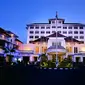 Nah, untuk mendapatkan suasana heritage, kamu bisa memilih hotel dengan nuansa serupa. Banyak sekali hotel baru yang bertebaran di sekitar jalan Malioboro. Salah satunya ialah Grand Inna Malioboro.