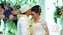Hengky Kurniawan saat mencium kening Sonya Fatmala usai melangsungkan akad nikah di sebuah hotel kawasan TMII, Jakarta, Kamis (23/4/2015). (Liputan6.com/Panji Diksana)