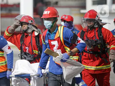 Petugas pemadam kebakaran melakukan simulasi penyelamatan saat kompetisi Fire Safety Challenge di Kantor Dinas Penanggulangan Kebakaran dan Penyelamatan Pemprov DKI Jakarta, Rabu (2/6/2021). Kompetisi ini dilakukan antar Suku Dinas Pemadam Kebakaran. (Liputan6.com/Faizal Fanani)