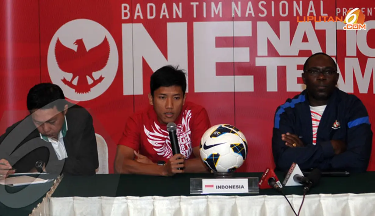Pemain Timnas Indonesia, Ahmad Bustomi (tengah) menegaskan pertandingan melawan Kyrgyzstan akan menjadi tolok ukur untuk menghadapi timnas China pada 15 November 2013 mendatang (Liputan6.com/Helmi Fithriansyah)
