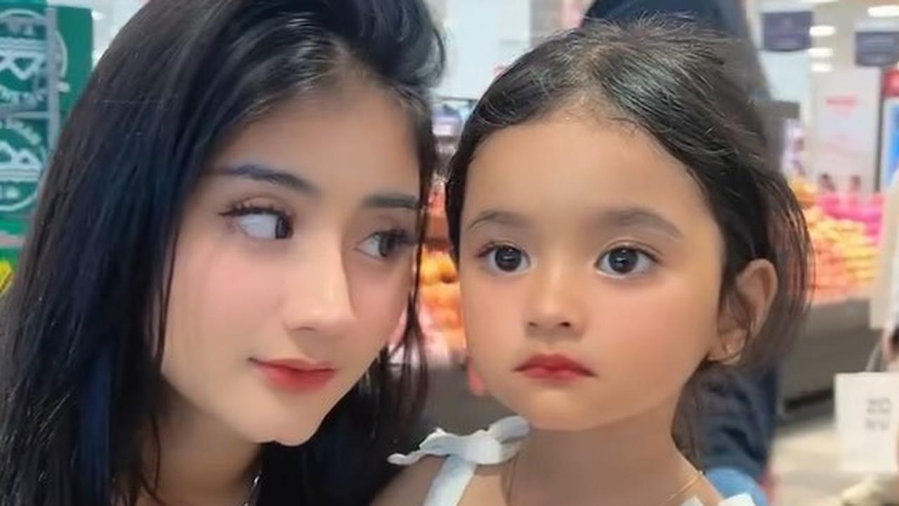 Ternyata, sosok yang dipeluk Ghea Youbi bukanlah boneka, melainkan keponakan perempuannya yang wajahnya sangat mirip dengan Ghea.<br><br>