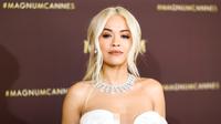 Rita Ora di karpet merah Cannes Film Festival 2019. (VALERY HACHE / AFP)