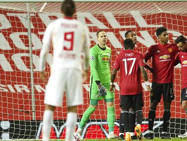 Para pemain Manchester United merayakan gol yang dicetak oleh Marcus Rashford ke gawang RB Leipzig pada laga Liga Champions di Stadion Old Trafford, Kamis (29/10/2020). MU menang dengan skor 5-0. (AP/Dave Thompson)