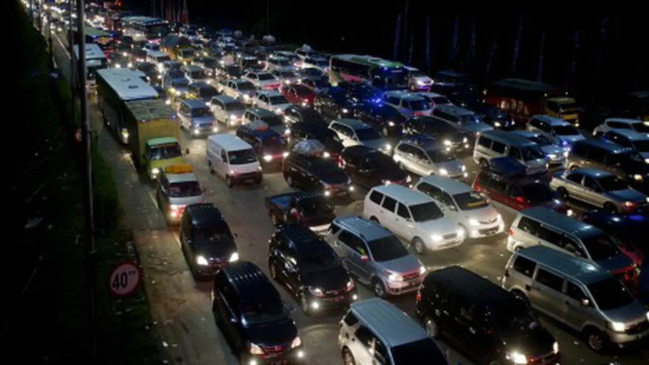 Mobil Pribadi Padati Jalur Mudik Utama Sukabumi