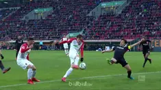 Augsburg kalahkan Eintracht Frankfurt 3-0 yang sekaligus menggagalkan ambisi lawannya tersebut untuk naik ke peringkat dua klaseme...
