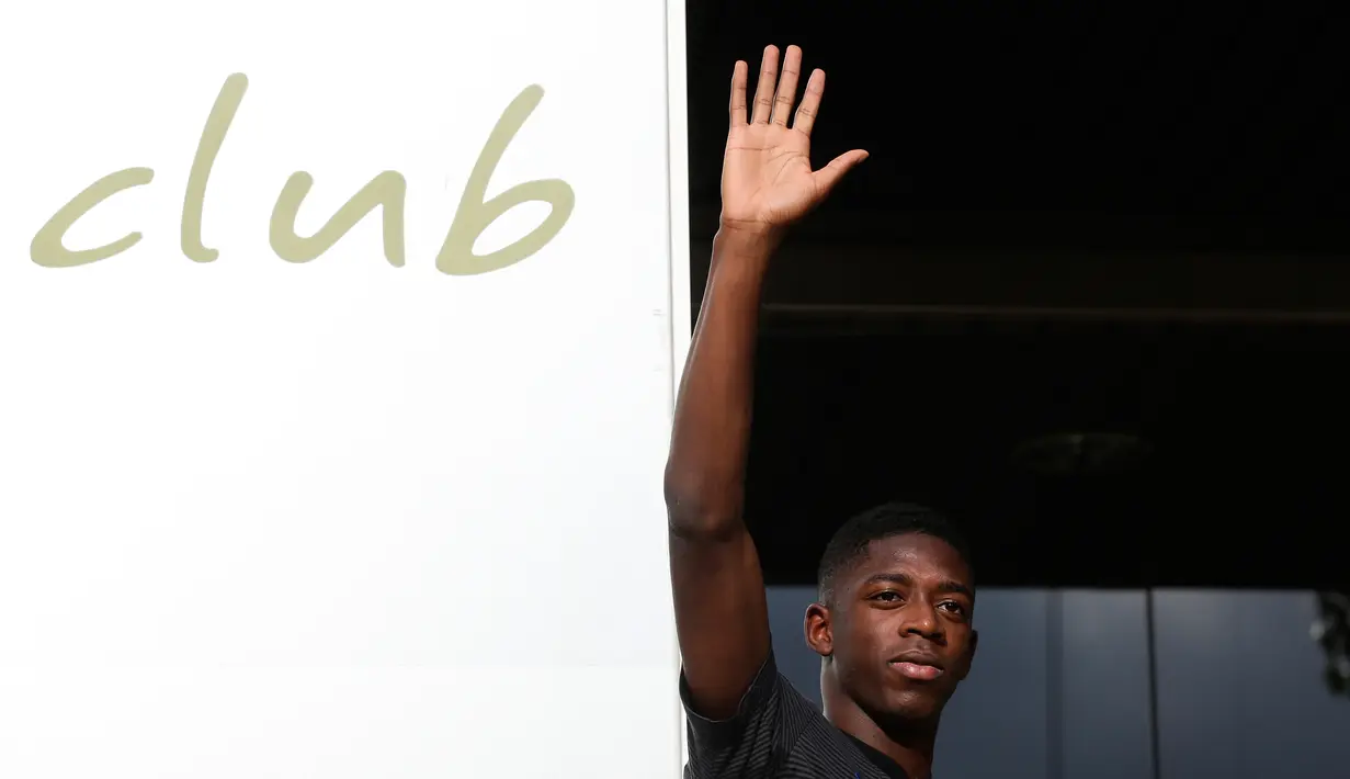 Pemain asal Prancis, Ousmane Dembele menyapa awak media saat sesi perkenalan di luar Stadion Camp Nou, Barcelona, Spanyol, (27/8). Barcelona resmi mendatangkan Dembele dengan nilai kontrak mencapai 147 juta euro. (AP Photo / Manu Fernandez)