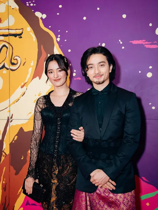 Mawa Eva juga tampil dengan kebaya berkancing emas dengan lengan menerawang. [@mawar_eva]