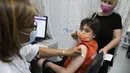 Petugas kesehatan menyuntikkan vaksin COVID-19 Pfizer-BioNTech kepada remaja Israel di kota Rishon LeZion, Minggu (6/6/2021). Israel mulai memvaksinasi anak-anak dari usia 12 hingga 15 pada hari Minggu. (AP Photo/Sebastian Scheiner)