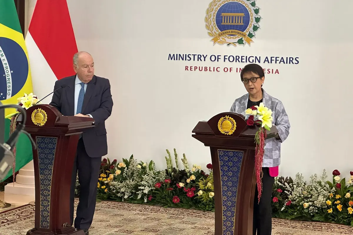 Menteri Luar Negeri Indonesia Retno Marsudi (kanan) dan Menteri Luar Negeri Brasil Mauro Vieira dalam pernyataan pers usai melakukan pertemuan bilateral di Jakarta, Senin (9/10/2023). (Liputan6/Benedikta Miranti)