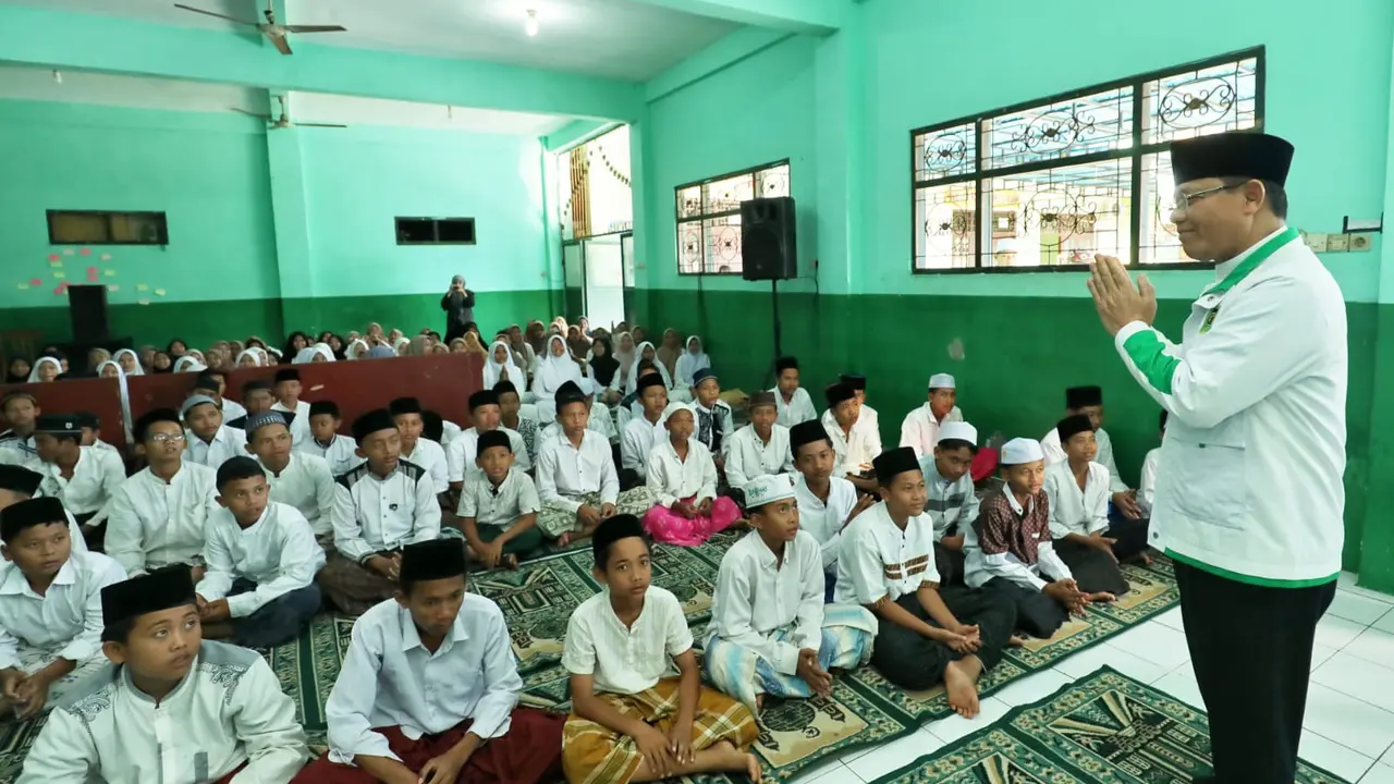 Plt Ketua Umum Partai Persatuan Pembangunan (PPP) Muhamad Mardiono terus menunjukkan kedekatannya dengan santri dan pondok pesantren. Hal ini dibuktikan saat kunjungannya ke Pondok Pesantren Nurul Ikhlas, di Jembrana, Bali (Tim Media PPP)