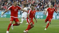 Para pemain timnas Serbia merayakan gol Aleksandar Mitrovic (20) ke gawang Swiss pada laga kedua Grup E Piala Dunia 2018 di Stadion Kaliningrad, Kaliningrad, Sabtu (23/6/2018) dini hari WIB. (AP Photo/Victor Caivano)