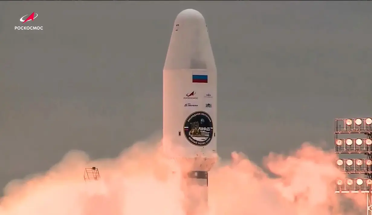 Di hari yang sama, pesawat India yang diluncurkan pada 14 Juli diperkirakan mencapai bulan. (Roscosmos State Space Corporation via AP)