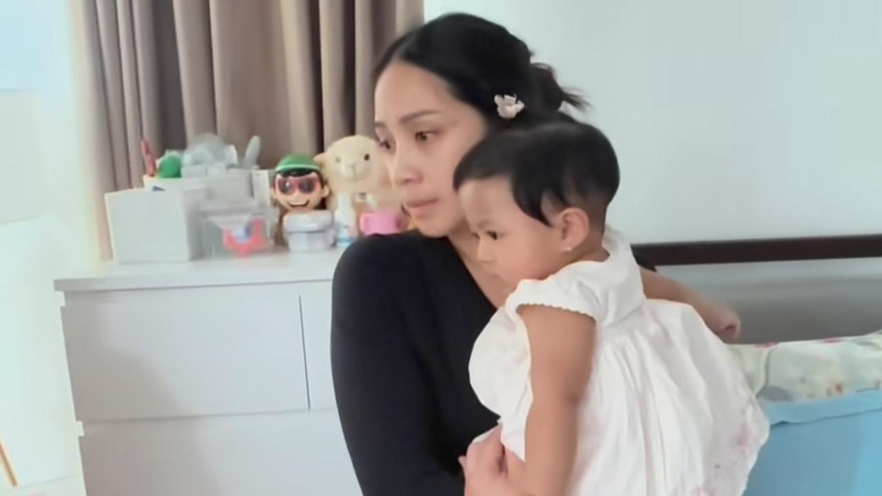 Potret Nagita Slavina Siapkan Baju Baby Lily, Ternyata Banyak yang Kekecilan - Paha Menggemaskan Tak Henti Dicium