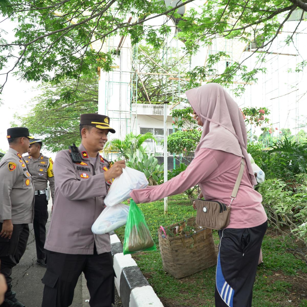 Polres Rohul  Bagikan Nasi Kotak Sembari TitipKan Pesan Damai Pilkada