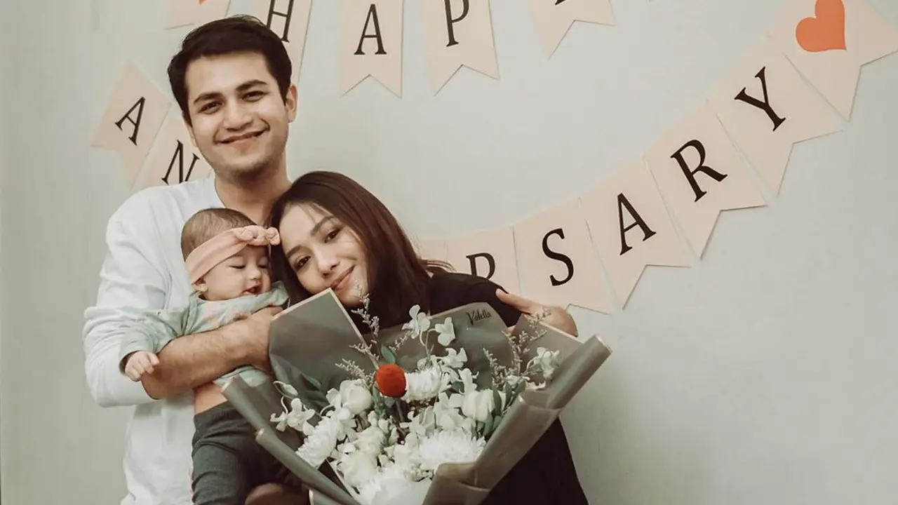 6 Momen Perayaan Anniversary Pernikahan Rizky Alatas dan Adzana Bing Slamet, Romantis