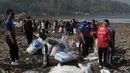 Diperkirakan ada sekitar 1.300 orang yang terlibat dalam kegiatan bersih-bersih kawasan pantai ini. (merdeka.com/Imam Buhori)