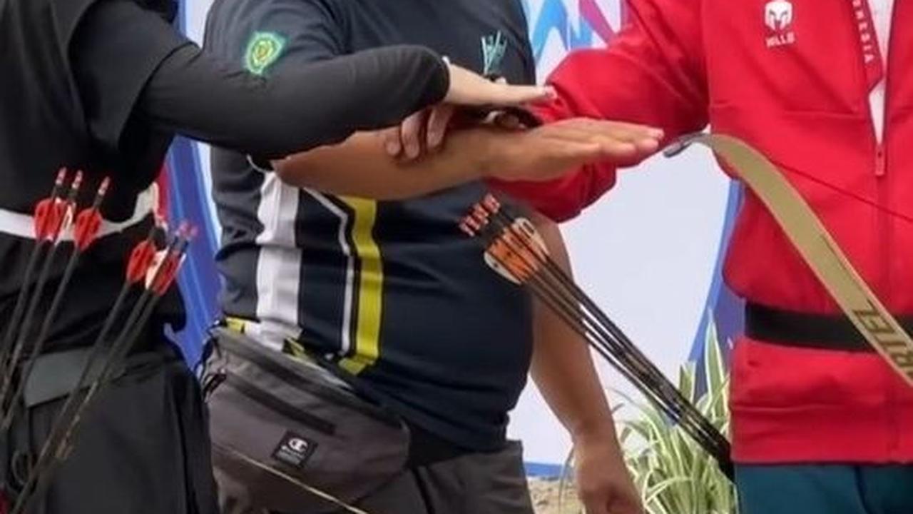 Saat akan melakukan yel-yel penyemangat tim bersama pelatih, tangan Inara awalnya berada agak jauh. Namun, setelah tertawa mendengar ucapan Ricky Harun, ia mulai mendekatkan tangannya di atas tangan Ricky.<br><br>