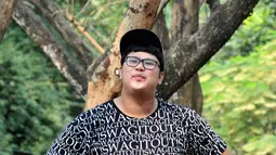 Ricky Cuaca beraksi disela-sela syuting sinetron Ganteng-Ganteng Serigala di kawasan Buperta Cibubur, Jakarta, Rabu (22/7/2015). (Liputan6.com/Panji Diksana) 