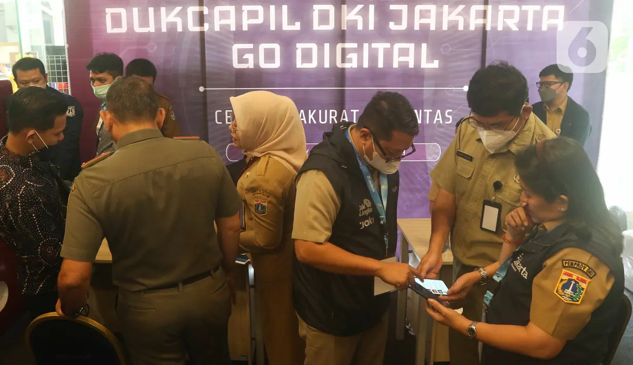 Stand Dukcapil DKI Jakarta saat pameran Jakarta Innovation Day 2022 di Balai Kota DKI Jakarta, Selasa (27/9/2022). Pemerintah Provinsi (Pemprov) DKI Jakarta menggelar Jakarta Innovation Day 2022, dalam ajang pameran innovasi Jakarta terdapat Bioniqa yaitu pohon robot yang mampu mereduksi karbon di udara dan mengubahnya menjadi oksigen. (Liputan6.com/Herman Zakharia)