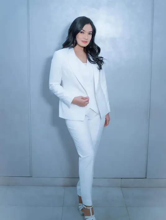 Mengenakan outfit white on white, Titi Kamal tebar pesona dengan rambut panjangnya yang tergerai [@titi_kamall]