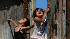 Anak-anak bermain di rumah mereka saat Hari Nakba di kamp pengungsian Al-Shati, Jalur Gaza, Palestina, Rabu (15/5/2019). Rakyat Palestina memperingati 71 tahun Hari Nakba yang berarti 'malapetaka'. (MOHAMMED ABED/AFP)