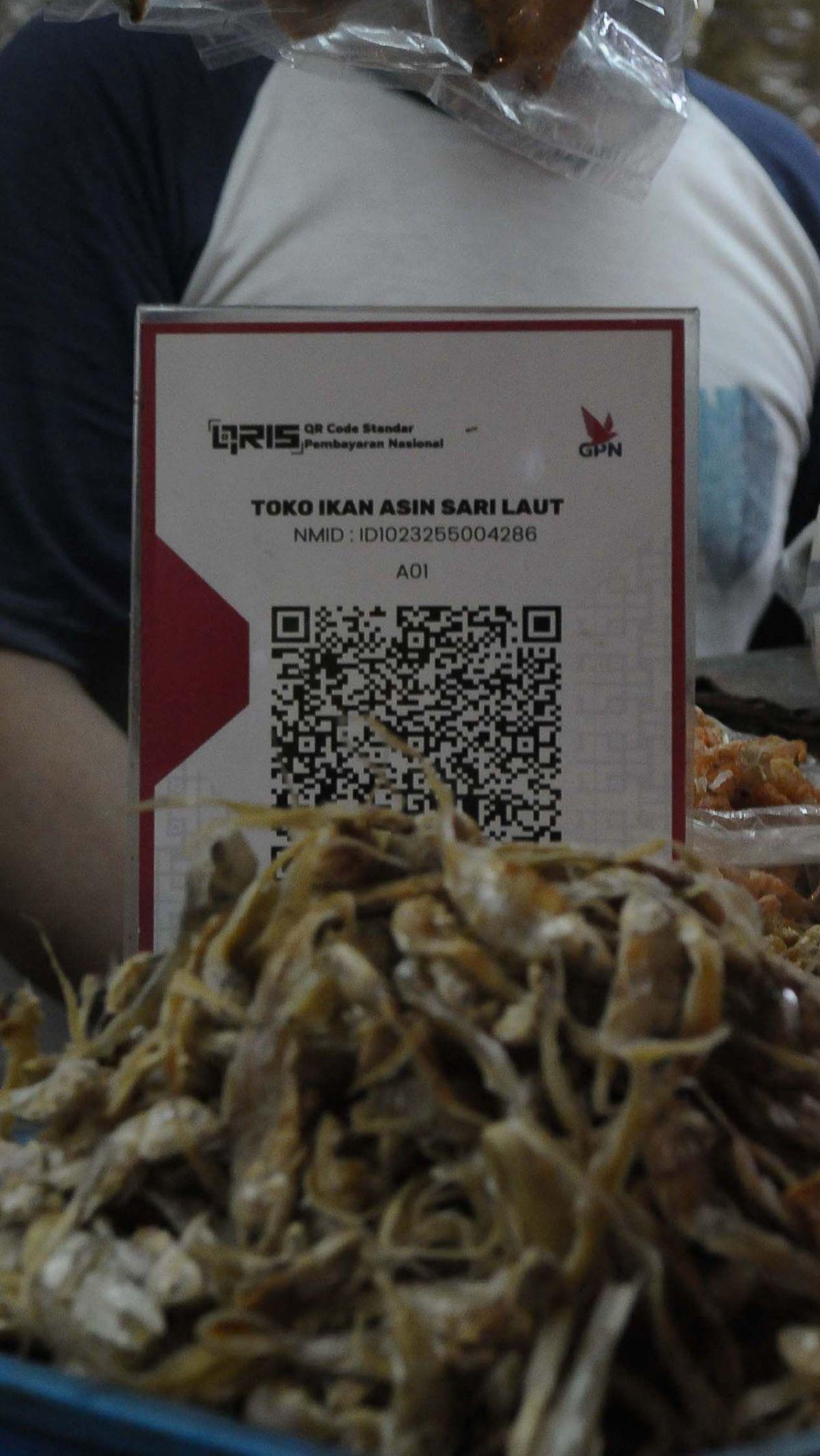 "Kami menilai, meskipun akan ada peningkatan biaya tersebut, QRIS akan tetap menjadi pilihan dalam bertransaksi. Biaya yang masih relatif lebih murah," ujarnya.