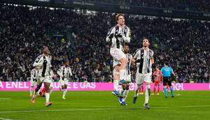 Selebrasi Kenan Yildiz setelah mencetak gol ketiga timnya dalam laga Serie A antara Juventus vs Cremonese di Turin, 13 Januari 2026. (Fabio Ferrari/LaPresse via AP)