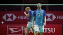 Memulai laga dengan meyakinkan, Marcus Fernaldi Gideon/Kevin Sanjaya Sukamuljo sempat unggul jauh 12-5. Namun perlahan akibat terbawa ritme Liu Yu Chen/Ou Xuan Yi, The Minions hampir terkejar hingga skor 17-18. Kembali fokus di poin-poin akhir, Marcus/Kevin mampu mengambil game pertama dengan keunggulan 21-19. (Bola.com/Bagaskara Lazuardi)