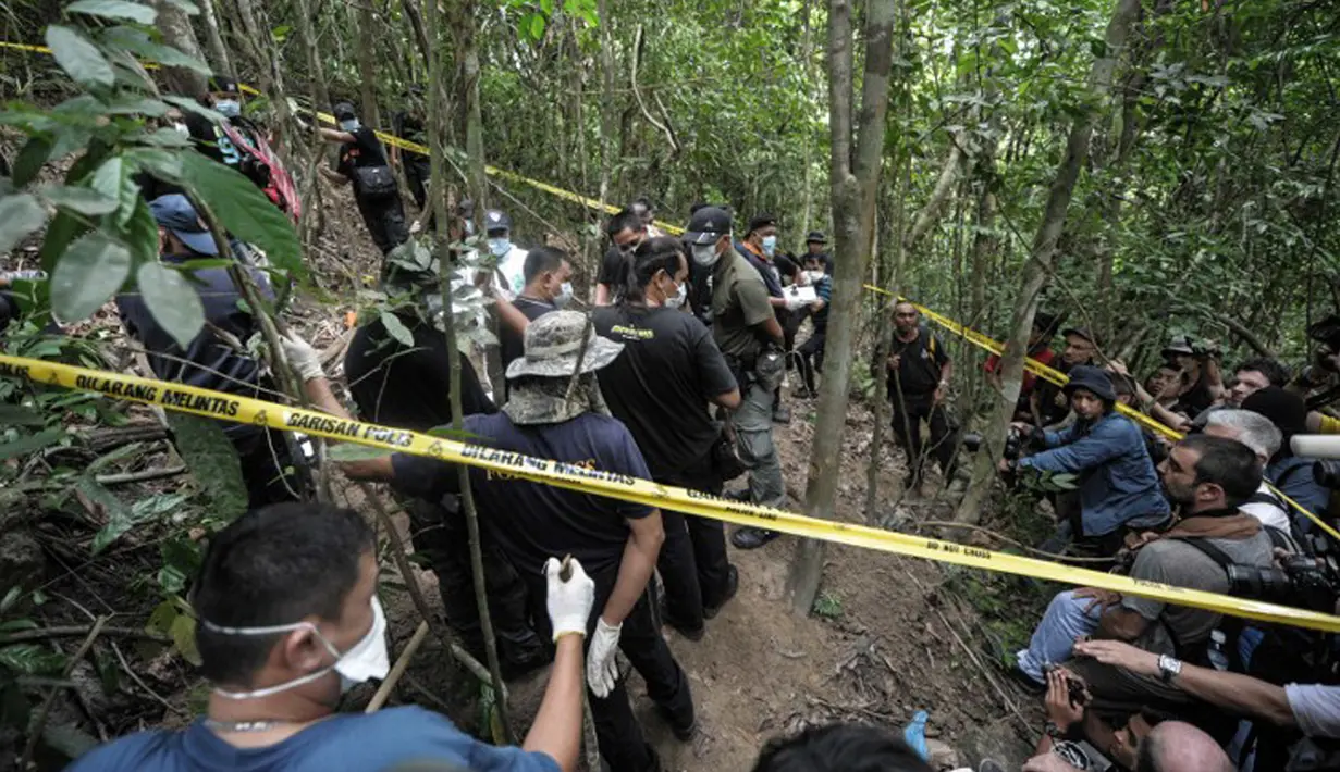 Sejumlah wartawan saat meliput di lokasi kuburan massal di Wang Burma, dekat perbatasan Malaysia-Thailand, (26/5/2015). 139 kuburan massal yang berisi kerangka orang ditemukan.  (AFP PHOTO/MOHD RASFAN)