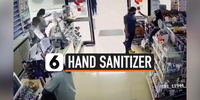 VIDEO: Rekaman Karyawan Supermarket Semprot Hand Sanitizer ke Wajah Pengunjung