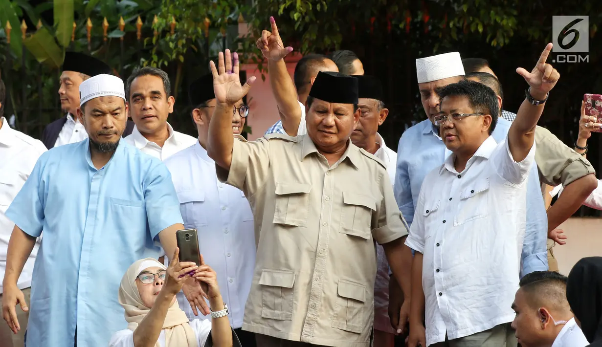 Capres 02 Prabowo Subianto bersama sejumlah tokoh dan kader pendukung menyapa awak media di depan Rumahnya, di Kertanegara, Jakarta, Rabu (17/4). Prabowo mengklaim menang Pilpres 2019 dengan persentase 54,4 persen, dan hasil quick count 52,2 persen. (Liputan6.com/Johan Tallo)